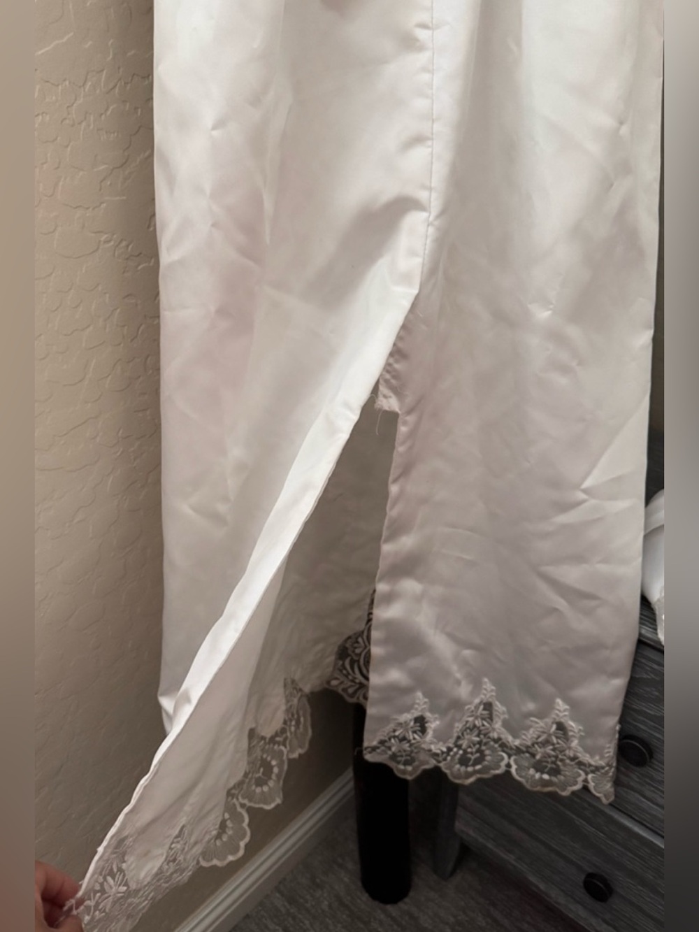 Elegant Vintage White Lace Long Train Bridal Gown. Size: XS - Picture 11 of 15